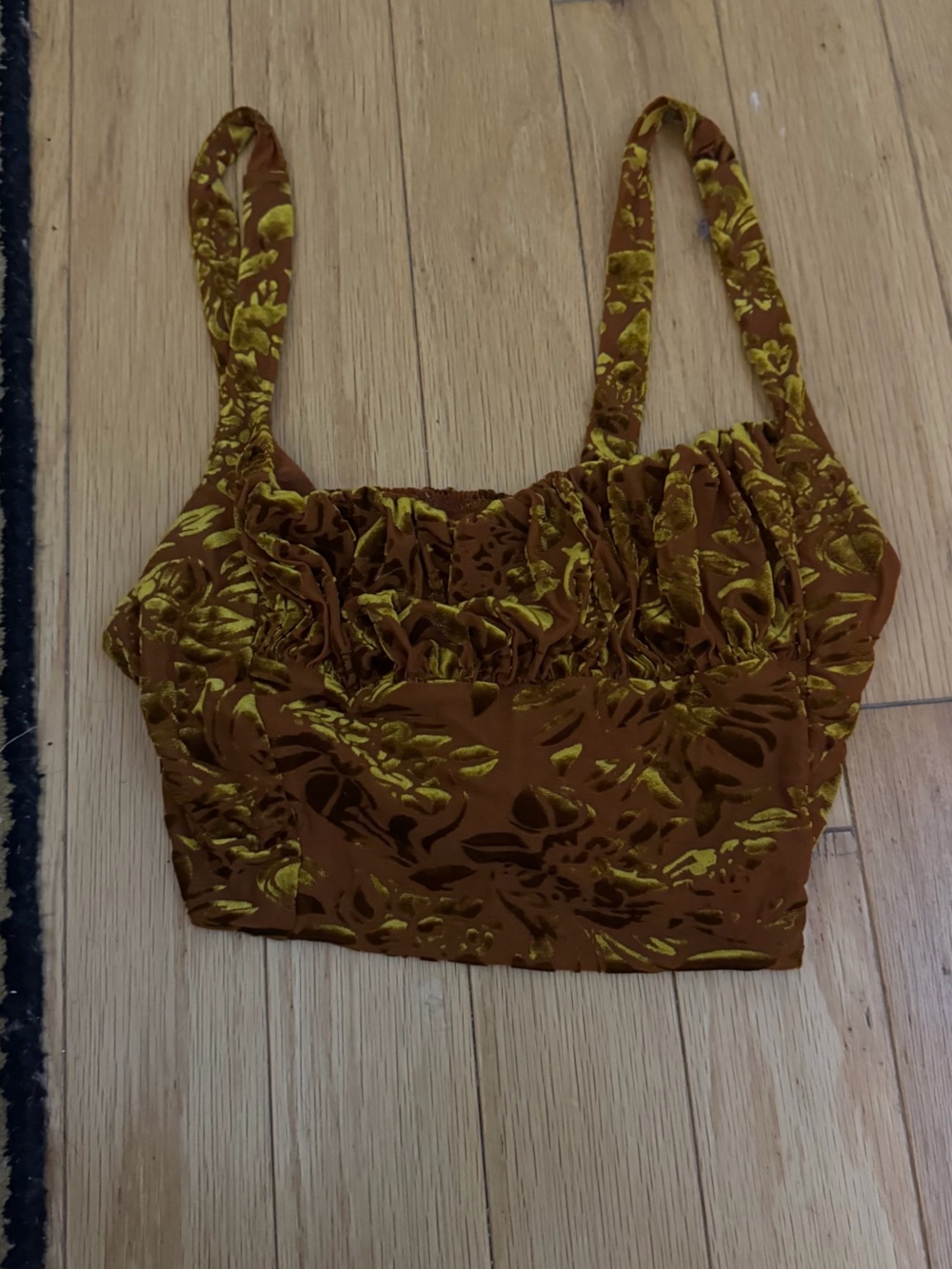 Floral flattering crop top velvet